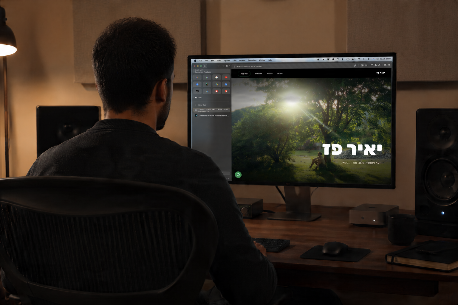 יאיר פז בעמדת העריכה, עם האתר הזה על המסך